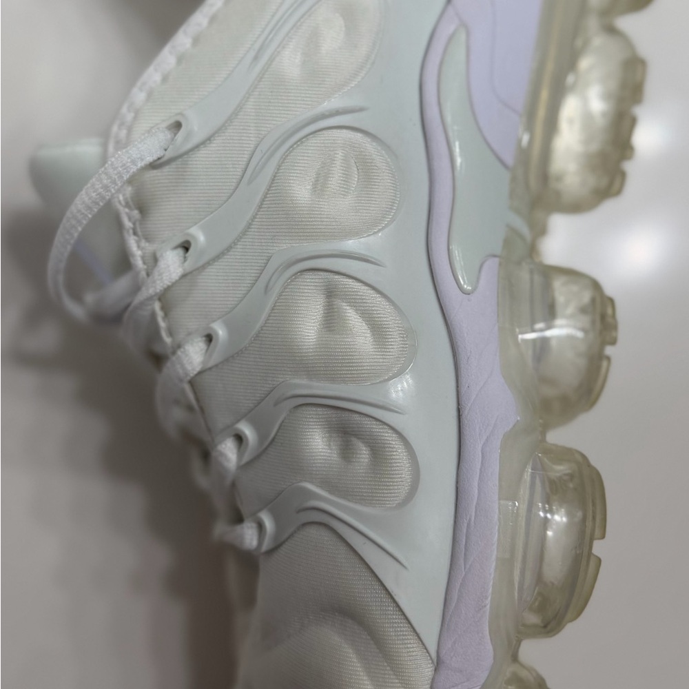 All-White Athletic Sneakers - Minimal Design AIR VAPORMAX PLUS - Picture 5 of 8